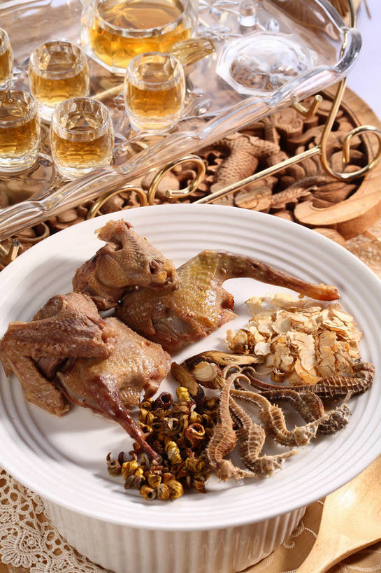 无人,竖图,俯视,室内,特写,白天,幸福,植物,餐桌,茶,桌子,杯子,餐具,玻璃,木雕,雕塑,许多,阴影,艺术,装饰,反射,鱼,雕刻,雕像,碟子,壶,盘,影子,陶瓷,肉,茶叶,草药,药草,陶瓷制品,很多,娱乐,肉类,鱼类,中药,海洋生物,玻璃制品,水壶,盘子,茶壶,容器,水杯,工艺品,碟,享受,休闲,温馨,放松,乐趣,餐台,纪念,海马,美术,提神,舒适,水生动物,主题,醒脑,药材,中草药,水生物,陈列,肉食,海底动物,鸽子肉,中药材,本草,功能,美学,鸽肉,茶杯,彩图,高角度拍摄,shjb1,枫斗,黑节草,铁皮枫斗,铁皮石斛