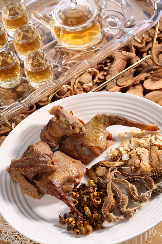 无人,竖图,俯视,室内,特写,白天,幸福,植物,餐桌,茶,桌子,杯子,餐具,玻璃,木雕,雕塑,许多,阴影,艺术,装饰,反射,鱼,雕刻,雕像,碟子,壶,盘,影子,陶瓷,肉,茶叶,草药,药草,陶瓷制品,很多,娱乐,肉类,鱼类,中药,海洋生物,玻璃制品,水壶,盘子,茶壶,容器,水杯,工艺品,碟,享受,休闲,温馨,放松,乐趣,餐台,纪念,海马,美术,提神,舒适,水生动物,主题,醒脑,药材,中草药,水生物,陈列,肉食,海底动物,鸽子肉,中药材,本草,功能,美学,鸽肉,茶杯,彩图,高角度拍摄,shjb1,枫斗,黑节草,铁皮枫斗,铁皮石斛