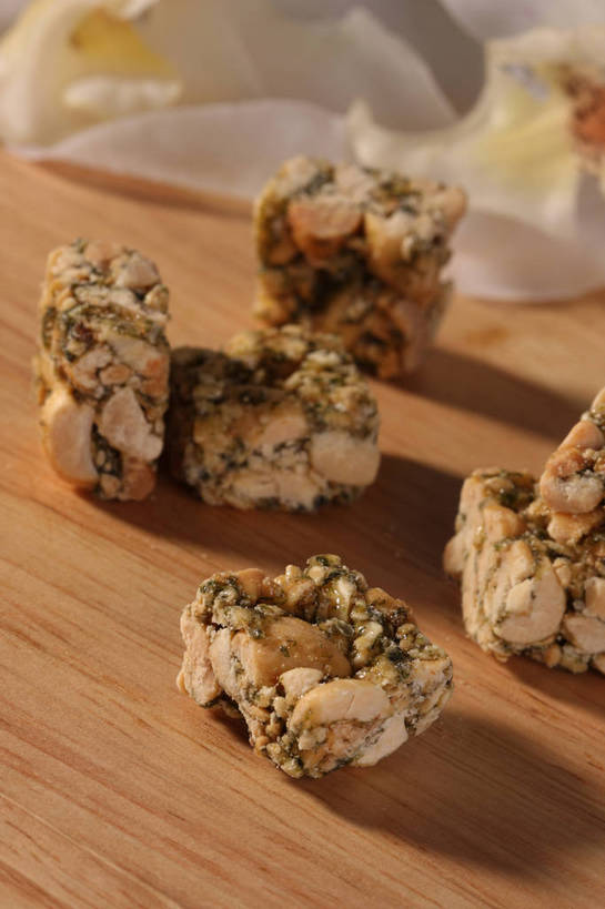 无人,竖图,俯视,室内,特写,白天,桌面,桌子,五个,许多,阴影,朦胧,模糊,盛开,反射,木制,影子,木桌,食品,糖,糖果,甜点,甜品,花蕾,花,花瓣,花朵,鲜花,食物,白色,木制品,甜食,花苞,花蕊,硬糖,花生糖,彩图,高角度拍摄,木桌子,shjb1