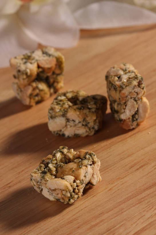 无人,竖图,俯视,室内,特写,白天,桌面,桌子,阴影,朦胧,模糊,盛开,反射,木制,影子,木桌,食品,糖,糖果,甜点,甜品,花蕾,花,花瓣,花朵,鲜花,食物,白色,木制品,甜食,花苞,花蕊,四个,硬糖,花生糖,彩图,高角度拍摄,木桌子,shjb1