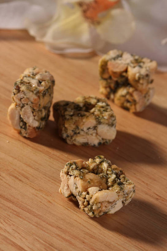 无人,竖图,俯视,室内,特写,白天,桌面,桌子,阴影,朦胧,模糊,盛开,反射,木制,影子,木桌,食品,糖,糖果,甜点,甜品,花蕾,花,花瓣,花朵,鲜花,食物,白色,木制品,甜食,花苞,花蕊,四个,硬糖,花生糖,彩图,高角度拍摄,木桌子,shjb1