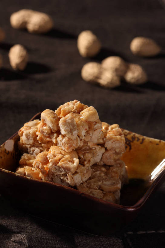 无人,竖图,俯视,室内,特写,白天,植物,餐桌,桌子,豆,花生,餐具,一堆,许多,堆叠,堆积,朦胧,模糊,布料,碟子,盘,陶瓷,豆类,豆子,食品,糖,糖果,坚果,甜点,甜品,陶瓷制品,很多,布纹,桌布,食物,一个,盘子,餐巾,碟,台布,甜食,长生果,单个,餐台,堆,花生仁,硬糖,豆科,花生糖,落花生,落生,花生米,花生豆,餐桌布,彩图,高角度拍摄,shjb1