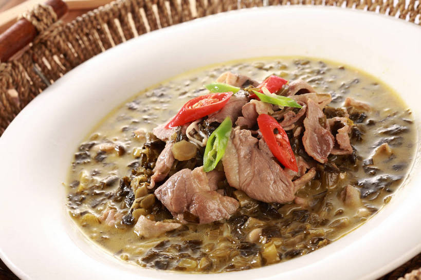 无人,交叉,横图,俯视,室内,特写,白天,烹饪,中餐,餐桌,桌子,竹子,辣椒,蔬菜,餐具,一把,竹制,新鲜,编织,叉子,篮子,陶瓷,肉,牛肉,料理,食品,陶瓷制品,雪菜,菜肴,美食,肉类,食物,红色,白色,容器,竹篮,碗,中式,佳肴,有机食品,绿色食品,餐台,中华料理,储藏,竹条,交织,竹制品,储存,肉食,餐叉,肥牛,辣角,红海椒,大椒,辣虎,广椒,雪里红,穿插,进餐用具,辣子,红辣椒,海椒,番椒,彩图,高角度拍摄,雪里蕻,贮存,shjb1