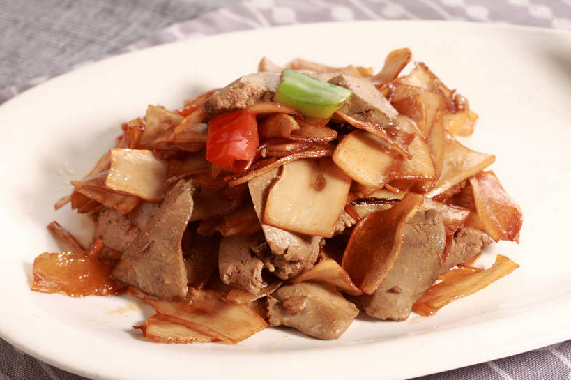 内脏,肝脏,无人,横图,俯视,室内,特写,白天,烹饪,中餐,餐桌,桌子,辣椒,蔬菜,餐具,一堆,许多,堆叠,堆积,新鲜,布料,碟子,盘,陶瓷,菌菇,青椒,炒菜,料理,食品,陶瓷制品,很多,菌类,布纹,平菇,菜肴,美食,桌布,食物,一个,白色,盘子,餐巾,碟,台布,中式,食用菌,佳肴,有机食品,绿色食品,单个,餐台,中华料理,堆,真菌,彩椒,猪肝,辣角,红海椒,大椒,辣虎,广椒,菜椒,糙皮侧耳,侧耳,黑牡丹菇,肝,甜椒,柿子椒,辣子,海椒,番椒,灯笼椒,餐桌布,彩图,高角度拍摄,炒猪肝,shjb1