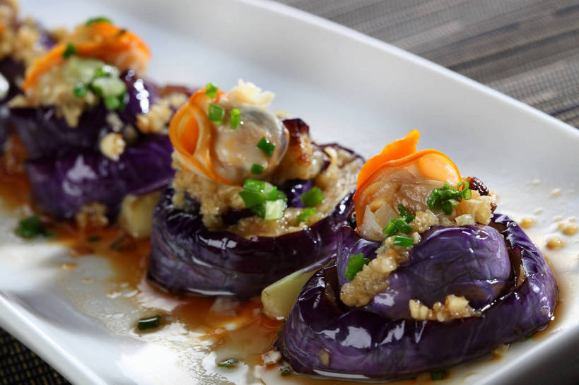 无人,横图,俯视,室内,特写,白天,烹饪,中餐,餐桌,桌子,茄子,蔬菜,餐具,一排,许多,新鲜,整齐,并列,并排,布料,碟子,盘,陶瓷,葱,青葱,调料,红烧,酱料,酱汁,香料,佐料,料理,食品,陶瓷制品,调味品,很多,调味料,布纹,蛤蜊,酱,菜肴,美食,桌布,食物,排列,一个,白色,盘子,餐巾,碟,台布,中式,蛤,佳肴,有机食品,绿色食品,单个,餐台,中华料理,队列,红烧茄子,平行,蛤仔,作料,红烧菜,落苏,酪酥,昆仑瓜,矮瓜,餐桌布,彩图,高角度拍摄,shjb1