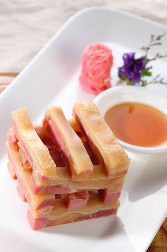 无人,竖图,俯视,室内,特写,白天,烹饪,中餐,餐桌,桌子,餐具,一排,许多,切开,整齐,装饰,盛开,布料,碟子,盘,陶瓷,调料,酱料,酱汁,佐料,料理,食品,陶瓷制品,调味品,很多,调味料,花蕾,布纹,酱,菜肴,美食,桌布,花,花瓣,花朵,鲜花,食物,排列,紫色,盘子,餐巾,碟,台布,花苞,花蕊,切,中式,佳肴,餐台,中华料理,肉皮,堆,华丽,修饰,点缀,队列,剖面,肉冻,切面,衬托,美观,雅致,雅观,肉皮冻,猪肉皮,餐桌布,彩图,高角度拍摄,shjb1