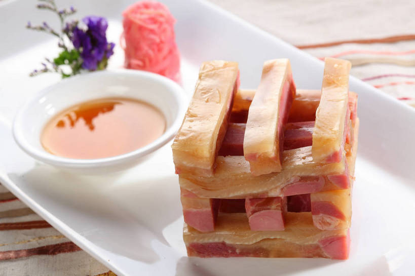 无人,横图,俯视,室内,特写,白天,烹饪,中餐,餐桌,桌子,餐具,一排,许多,切开,整齐,装饰,盛开,布料,碟子,盘,陶瓷,调料,酱料,酱汁,佐料,料理,食品,陶瓷制品,调味品,很多,调味料,花蕾,布纹,酱,菜肴,美食,桌布,花,花瓣,花朵,鲜花,食物,排列,紫色,盘子,餐巾,碟,台布,花苞,花蕊,切,中式,佳肴,餐台,中华料理,肉皮,堆,华丽,修饰,点缀,队列,剖面,肉冻,切面,衬托,美观,雅致,雅观,肉皮冻,猪肉皮,餐桌布,彩图,高角度拍摄,shjb1