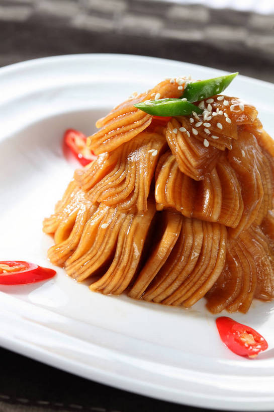 无人,竖图,俯视,室内,特写,白天,餐桌,桌子,萝卜,白萝卜,辣椒,蔬菜,餐具,一排,许多,阴影,新鲜,整齐,反射,布料,碟子,盘,影子,陶瓷,青椒,调料,调味,酱料,酱汁,香料,芝麻,佐料,食品,陶瓷制品,调味品,很多,调味料,酱菜,布纹,酱,桌布,食物,腌制,排列,一个,白色,盘子,餐巾,碟,台布,白芝麻,有机食品,绿色食品,单个,餐台,堆,配料,队列,腌渍,辣角,红海椒,大椒,辣虎,广椒,菜椒,脂麻,胡麻,白麻,巨胜子,作料,油麻,甜椒,柿子椒,莱菔,辣子,红辣椒,海椒,番椒,灯笼椒,餐桌布,彩图,高角度拍摄,酱萝卜,shjb1