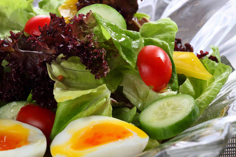 无人,横图,俯视,室内,特写,白天,烹饪,西餐,餐桌,桌子,蔬菜,西红柿,小番茄,餐具,玻璃,一堆,许多,堆叠,堆积,新鲜,布料,碟子,盘,生菜,莴苣,蛋,鸡蛋,蔬菜沙拉,沙拉,料理,食品,很多,布纹,色拉,菜肴,美食,玻璃制品,桌布,食物,一个,盘子,餐巾,碟,台布,西式,佳肴,有机食品,绿色食品,单个,餐台,堆,苦苣,草鸡蛋,春菜,鹅仔菜,莴仔菜,千金菜,卵,叶用莴苣,小西红柿,樱桃小番茄,珍珠小番茄,樱桃番茄,圣女果,番茄,餐桌布,彩图,高角度拍摄,红珊瑚生菜,本鸡蛋,笨鸡蛋,柴鸡蛋,山鸡蛋,土鸡蛋,流黄蛋,糖心蛋,shjb1