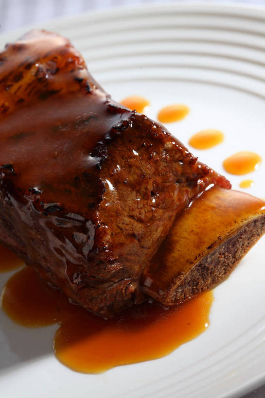 骨骼,无人,竖图,俯视,室内,特写,白天,烹饪,中餐,餐桌,桌子,餐具,碟子,盘,陶瓷,红烧,肉,牛肉,料理,食品,陶瓷制品,骨头,菜肴,美食,肉类,食物,一个,白色,盘子,碟,中式,佳肴,单个,餐台,中华料理,骨架,肉食,红烧菜,彩图,高角度拍摄,红烧牛肉,shjb1