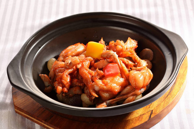 无人,横图,俯视,室内,特写,白天,烹饪,中餐,餐桌,桌子,野生动物,辣椒,蔬菜,一堆,许多,堆叠,堆积,新鲜,布料,陶瓷,肉,料理,食品,陶瓷制品,很多,布纹,牛蛙,菜肴,美食,肉类,桌布,食物,一个,动物,餐巾,容器,台布,碗,中式,可爱,活泼,佳肴,有机食品,绿色食品,单个,餐台,中华料理,储藏,堆,储存,川菜,黄辣椒,肉食,彩椒,辣角,红海椒,大椒,辣虎,广椒,四川菜,甜椒,柿子椒,辣子,海椒,番椒,灯笼椒,餐桌布,彩图,高角度拍摄,贮存,黄灯笼辣椒,黄帝椒,shjb1,馋嘴牛蛙,馋嘴蛙