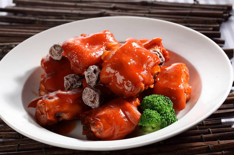 点心,无人,横图,俯视,室内,特写,白天,烹饪,中餐,餐桌,桌子,蔬菜,竹制,新鲜,陶瓷,西兰花,红烧,料理,食品,陶瓷制品,话梅,猪手,猪蹄,猪爪,菜肴,美食,食物,一个,白色,容器,垫子,碗,零食,中式,佳肴,有机食品,绿色食品,单个,餐台,中华料理,储藏,竹制品,储存,梅子,猪脚,甘蓝花,红烧菜,彩图,高角度拍摄,红烧猪蹄,黄梅,绿菜花,绿花菜,青花菜,蔬菜皇冠,贮存,shjb1