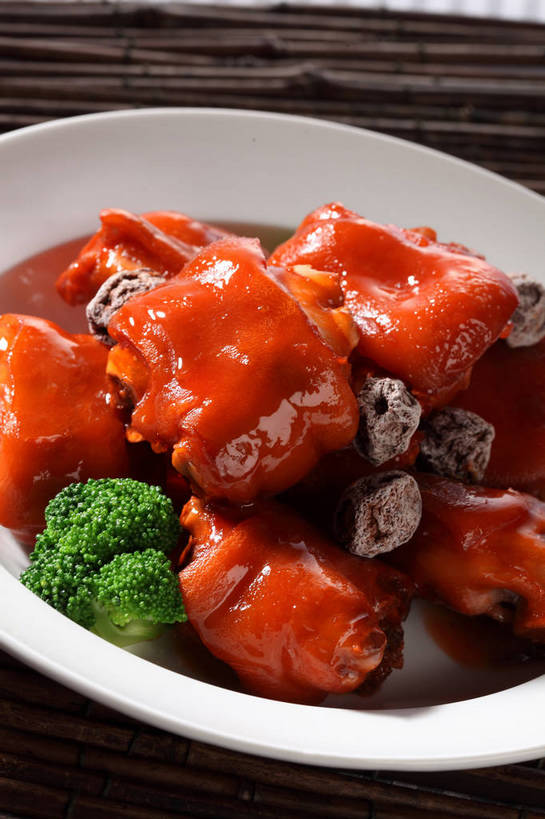 点心,无人,竖图,俯视,室内,特写,白天,烹饪,中餐,餐桌,桌子,蔬菜,竹制,新鲜,陶瓷,西兰花,红烧,料理,食品,陶瓷制品,话梅,猪手,猪蹄,猪爪,菜肴,美食,食物,一个,白色,容器,垫子,碗,零食,中式,佳肴,有机食品,绿色食品,单个,餐台,中华料理,储藏,竹制品,储存,梅子,猪脚,甘蓝花,红烧菜,彩图,高角度拍摄,红烧猪蹄,黄梅,绿菜花,绿花菜,青花菜,蔬菜皇冠,贮存,shjb1