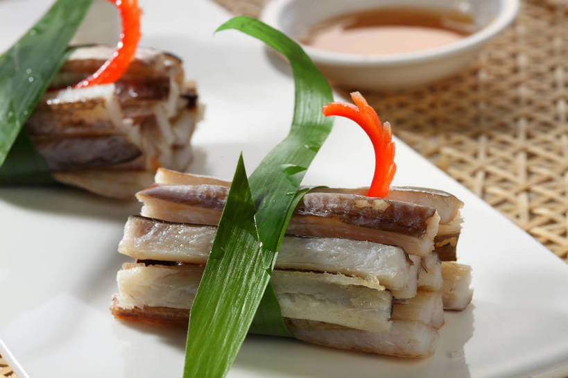 无人,横图,俯视,室内,特写,白天,爱情,烹饪,中餐,幸福,纯洁,热情,餐桌,桌子,玫瑰,餐具,叶子,一排,许多,竹制,整齐,装饰,盛开,碟子,盘,陶瓷,调料,酱料,酱汁,肉,鱼肉,佐料,料理,食品,绿叶,玫瑰花,陶瓷制品,调味品,很多,浪漫,调味料,花蕾,酱,菜肴,美食,肉类,花,花瓣,花朵,鲜花,食物,腌制,排列,红色,白色,盘子,垫子,碟,花苞,花蕊,温暖,温馨,中式,嫩叶,恩爱,红玫瑰,佳肴,餐台,中华料理,堆,华丽,修饰,点缀,和睦,竹制品,队列,感动,肉食,咸鱼,衬托,美观,雅致,雅观,尊敬,消食,天真,刺玫花,徘徊花,叶,叶片,彩图,高角度拍摄,腌鱼,融洽,开胃,shjb1