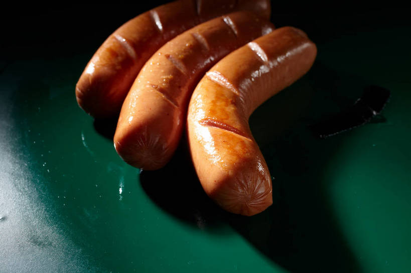 无人,横图,俯视,室内,特写,白天,烹饪,中餐,水,餐桌,桌子,三根,一排,切开,绿色背景,阴影,整齐,反射,液体,影子,水滴,香肠,料理,食品,腊肠,烤香肠,菜肴,美食,食物,排列,切,中式,摄影,佳肴,影棚,潮湿,餐台,中华料理,队列,摄影棚,剖面,切面,湿润,彩图,高角度拍摄,影棚拍摄,拍摄,shjb1