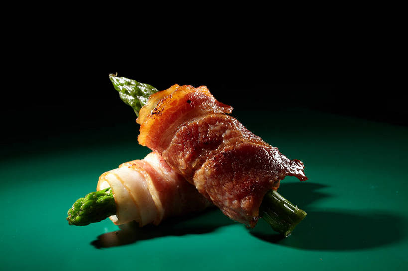 无人,横图,俯视,室内,特写,白天,烹饪,西餐,餐桌,桌子,芦笋,蔬菜,一堆,绿色背景,阴影,堆叠,堆积,新鲜,反射,影子,肉,料理,食品,培根,猪肉,菜肴,美食,肉类,食物,两个,西式,摄影,佳肴,有机食品,绿色食品,影棚,餐台,堆,摄影棚,肉食,豚肉,猪尾巴,药鸡豆子,石刁柏,蚂蚁杆,龙须菜,狼尾巴根,彩图,高角度拍摄,影棚拍摄,拍摄,烟肉,腌熏,shjb1,培根芦笋卷