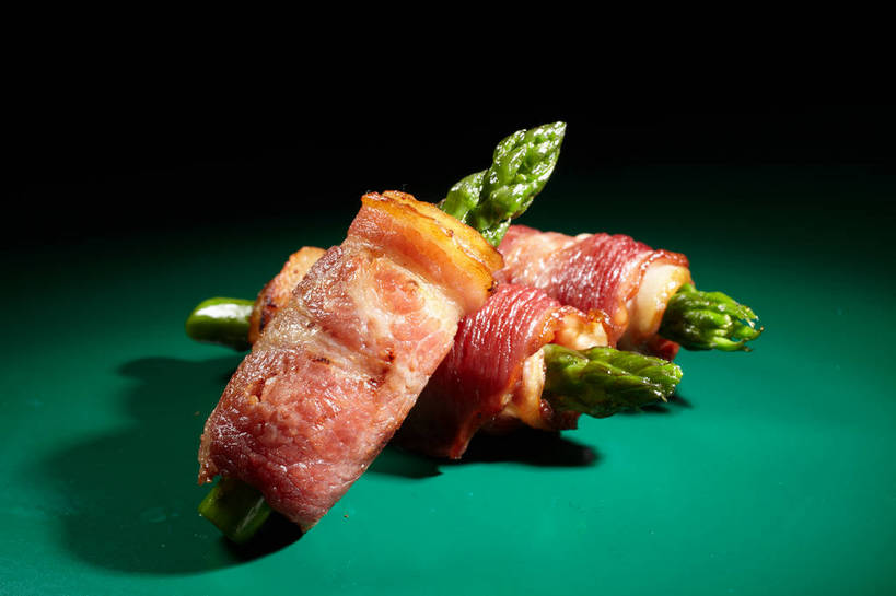 无人,横图,俯视,室内,特写,白天,烹饪,西餐,餐桌,桌子,芦笋,蔬菜,一堆,绿色背景,阴影,堆叠,堆积,新鲜,反射,影子,肉,料理,食品,培根,猪肉,菜肴,美食,肉类,食物,三个,西式,摄影,佳肴,有机食品,绿色食品,影棚,餐台,堆,摄影棚,肉食,豚肉,猪尾巴,药鸡豆子,石刁柏,蚂蚁杆,龙须菜,狼尾巴根,彩图,高角度拍摄,影棚拍摄,拍摄,烟肉,腌熏,shjb1,培根芦笋卷