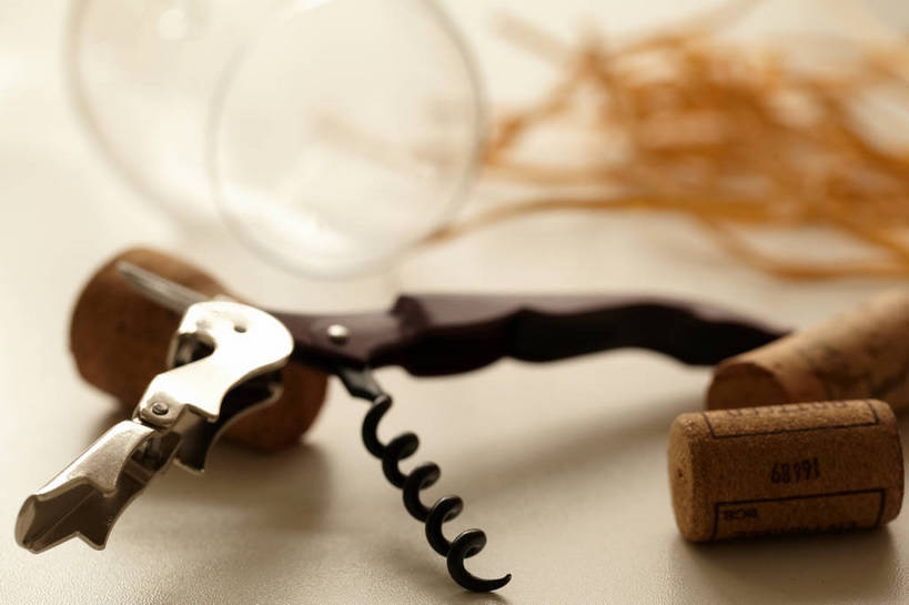 无人,横图,俯视,室内,特写,白天,餐桌,桌子,静物,杯子,阴影,朦胧,模糊,反射,木制,高脚杯,开瓶器,影子,干草,红酒杯,开瓶,玻璃制品,三个,一个,酒杯,木制品,瓶塞,摄影,影棚,单个,餐台,开启,葡萄酒杯,保存,密封,摄影棚,启瓶器,瓶启,红酒酒启,红酒开瓶器,红酒启瓶器,酒刀,酒开,酒起,葡萄酒开酒器,葡萄酒开瓶器,玻璃杯,彩图,高角度拍摄,影棚拍摄,拍摄,酒具,shjb1