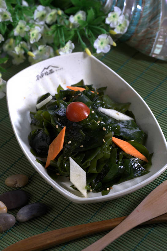 无人,竖图,俯视,室内,特写,白天,烹饪,中餐,餐桌,桌子,萝卜,胡萝卜,蔬菜,西红柿,小番茄,新鲜,装饰,盛开,木制,勺子,陶瓷,海带,料理,食品,陶瓷制品,两把,花蕾,冷盘,菜肴,美食,花,花瓣,花朵,鲜花,食物,一个,红色,白色,木制品,容器,调羹,汤匙,碗,花苞,花蕊,中式,冷菜,凉菜,佳肴,有机食品,绿色食品,单个,餐台,中华料理,储藏,华丽,修饰,点缀,储存,黄萝卜,番萝卜,衬托,美观,雅致,雅观,江白菜,小西红柿,樱桃小番茄,珍珠小番茄,樱桃番茄,圣女果,红萝卜,甘荀,番茄,彩图,高角度拍摄,丁香萝卜,胡芦菔金,金笋,贮存,shjb1,凉拌海带丝