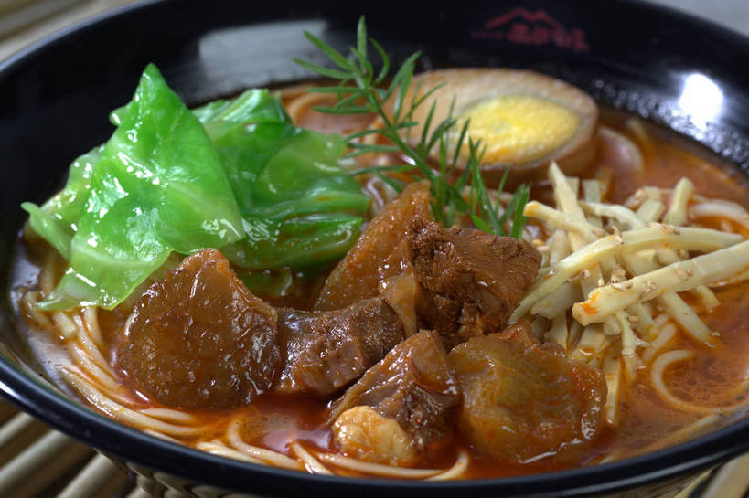 面食,面条,无人,横图,俯视,室内,特写,白天,烹饪,中餐,餐桌,桌子,蔬菜,椰菜,卷心菜,切开,新鲜,陶瓷,竹笋,蛋,鸡蛋,面,肉,牛肉,料理,食品,陶瓷制品,半个,笋,菜肴,美食,肉类,食物,一个,容器,碗,切,一半,中式,甘蓝,佳肴,牛肉面,有机食品,绿色食品,单个,餐台,中华料理,储藏,迷迭香,储存,剖面,肉食,切面,海洋之露,卵,甘蓝菜,结球甘蓝,甘兰,包心菜,彩图,高角度拍摄,圆白菜,鸡卵,鸡子,贮存,牛腱,半筋半肉牛肉面,shjb1