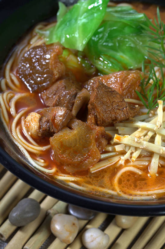 面食,面条,无人,竖图,俯视,室内,特写,白天,烹饪,中餐,石头,餐桌,桌子,蔬菜,椰菜,卷心菜,切开,新鲜,石子,陶瓷,竹笋,蛋,鸡蛋,面,肉,牛肉,料理,食品,陶瓷制品,半个,笋,菜肴,美食,肉类,食物,一个,容器,碗,切,一半,中式,鹅卵石,甘蓝,佳肴,牛肉面,有机食品,绿色食品,单个,餐台,中华料理,储藏,迷迭香,储存,剖面,肉食,按摩石,切面,海洋之露,卵,甘蓝菜,石块,结球甘蓝,甘兰,包心菜,彩图,高角度拍摄,圆白菜,鸡卵,鸡子,贮存,牛腱,半筋半肉牛肉面,shjb1