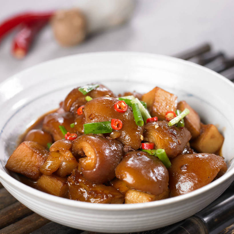 豆腐,无人,横图,俯视,室内,特写,白天,烹饪,中餐,餐桌,桌子,辣椒,蔬菜,一堆,许多,阴影,堆叠,堆积,竹制,新鲜,反射,影子,陶瓷,葱,青葱,调味,红烧,香料,佐料,料理,食品,陶瓷制品,很多,豆腐干,猪手,猪蹄,猪爪,菜肴,美食,食物,一个,白色,容器,垫子,碗,中式,佳肴,有机食品,绿色食品,单个,餐台,中华料理,储藏,豆干,堆,配料,竹制品,豆制品,储存,辣角,红海椒,大椒,辣虎,广椒,作料,猪脚,红烧菜,辣子,红辣椒,海椒,番椒,彩图,高角度拍摄,红烧猪蹄,干子,素火腿,贮存,shjb1