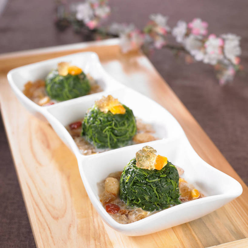 点心,无人,横图,俯视,室内,特写,白天,烹饪,中餐,餐桌,桌子,菠菜,蔬菜,餐具,阴影,朦胧,模糊,新鲜,装饰,盛开,反射,木制,碟子,盘,影子,陶瓷,料理,食品,甜点,甜品,枝条,案板,陶瓷制品,花蕾,冷盘,菜肴,美食,砧板,花,花瓣,花朵,鲜花,树枝,食物,一个,白色,盘子,木制品,碟,果冻,甜食,零食,花苞,花蕊,中式,冷菜,凉菜,佳肴,有机食品,绿色食品,单个,餐台,中华料理,华丽,修饰,点缀,啫喱,衬托,美观,雅致,雅观,虬枝,枝杈,鹦鹉菜,鼠根菜,角菜,红嘴绿鹦哥,赤根菜,菠薐菜,波斯草,彩图,高角度拍摄,凉拌菠菜,shjb1