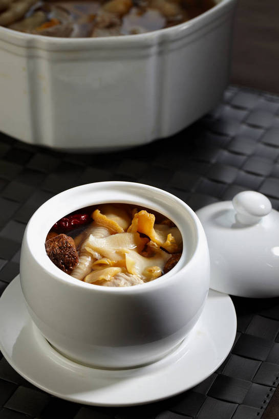 无人,竖图,俯视,室内,特写,白天,烹饪,西餐,餐桌,桌子,蔬菜,餐具,阴影,新鲜,反射,布料,碟子,盘,影子,陶瓷,菌菇,蔬菜汤,汤,料理,食品,陶瓷制品,菌类,布纹,菜肴,美食,桌布,食物,白色,盘子,餐巾,容器,碟,台布,碗,打开,枣,食用菌,西式,红枣,佳肴,有机食品,绿色食品,餐台,储藏,开启,真菌,储存,枣子,羹汤,大枣,餐桌布,彩图,高角度拍摄,贮存,菌菇汤,shjb1