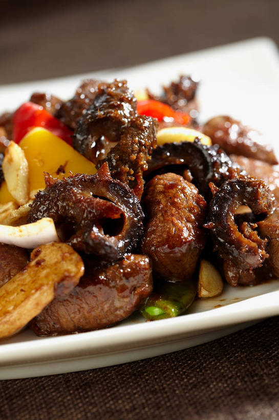 无人,竖图,俯视,室内,特写,白天,烹饪,中餐,餐桌,桌子,辣椒,蔬菜,餐具,一堆,许多,堆叠,堆积,朦胧,模糊,新鲜,碟子,盘,陶瓷,肉,牛肉,料理,食品,陶瓷制品,很多,菜肴,美食,肉类,食物,一个,黄色,白色,盘子,碟,中式,佳肴,有机食品,绿色食品,单个,餐台,中华料理,堆,黄辣椒,肉食,彩椒,辣角,红海椒,大椒,辣虎,广椒,甜椒,柿子椒,辣子,海椒,番椒,灯笼椒,彩图,高角度拍摄,青椒炒牛肉,黄灯笼辣椒,黄帝椒,shjb1