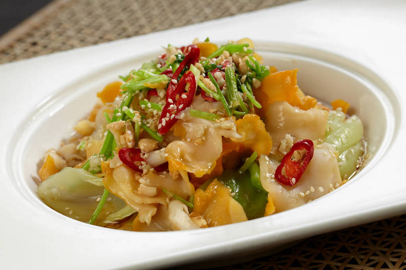 无人,横图,俯视,室内,特写,白天,烹饪,中餐,餐桌,桌子,辣椒,芹菜,蔬菜,一堆,许多,堆叠,堆积,新鲜,布料,陶瓷,调味,香料,芝麻,佐料,料理,食品,陶瓷制品,很多,布纹,菜肴,美食,桌布,食物,一个,白色,餐巾,容器,台布,碗,中式,白芝麻,佳肴,有机食品,绿色食品,单个,餐台,中华料理,储藏,堆,配料,储存,辣角,红海椒,大椒,辣虎,广椒,脂麻,胡麻,白麻,巨胜子,作料,油麻,药芹,水芹,辣子,红辣椒,旱芹,海椒,番椒,餐桌布,彩图,高角度拍摄,贮存,shjb1