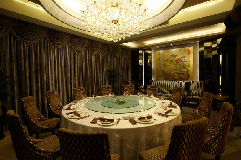 无人,餐厅,横图,室内,白天,正面,时尚,绘画,植物,餐桌,窗户,窗帘,筷子,落地窗,天花板,装修,桌子,建筑,杯子,餐具,照明,一排,许多,艺术,整齐,装饰,并列,并排,布料,盆栽,墙,灯光,盆景,水晶,很多,古典,布纹,文化,建设,装潢,传统,吊灯,水晶灯,玻璃窗,壁画,墙壁,墙面,玻璃制品,灯,桌布,排列,绿色,自然,帘子,餐巾,水杯,灯具,室内装潢,台布,中式,遮阳,生长,成长,餐台,包厢,礼节,华丽,修饰,样板房,明亮,照亮,点缀,舒适,家居装潢,照明设备,队列,高贵,礼仪,水晶吊灯,平行,房屋设计,包房,室内设计,宽敞,样板房装潢,衬托,美观,雅致,雅观,水晶制品,富丽,华美,餐巾环,餐巾扣,餐巾圈,席巾环,席巾扣,席巾圈,设计,玻璃杯,进餐用具,餐桌布,画画,彩图,餐馆,饭店,饭馆,水晶石,shjb1