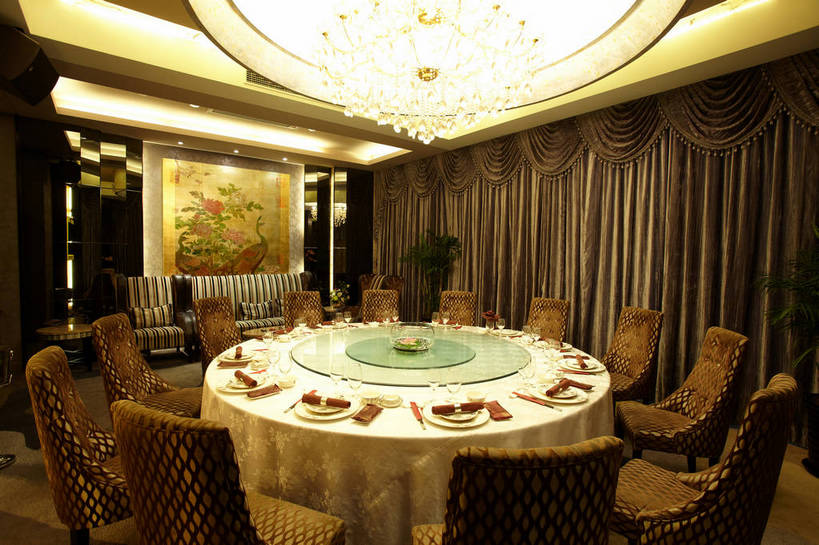 无人,餐厅,横图,室内,白天,正面,时尚,绘画,植物,餐桌,窗户,窗帘,筷子,落地窗,天花板,装修,桌子,建筑,杯子,餐具,照明,一排,许多,艺术,整齐,装饰,并列,并排,布料,盆栽,墙,灯光,盆景,水晶,很多,古典,布纹,文化,建设,装潢,传统,吊灯,水晶灯,玻璃窗,壁画,墙壁,墙面,玻璃制品,灯,桌布,排列,绿色,自然,帘子,餐巾,水杯,灯具,室内装潢,台布,中式,遮阳,生长,成长,餐台,包厢,礼节,华丽,修饰,样板房,明亮,照亮,点缀,舒适,家居装潢,照明设备,队列,高贵,礼仪,水晶吊灯,平行,房屋设计,包房,室内设计,宽敞,样板房装潢,衬托,美观,雅致,雅观,水晶制品,富丽,华美,餐巾环,餐巾扣,餐巾圈,席巾环,席巾扣,席巾圈,设计,玻璃杯,进餐用具,餐桌布,画画,彩图,餐馆,饭店,饭馆,水晶石,shjb1