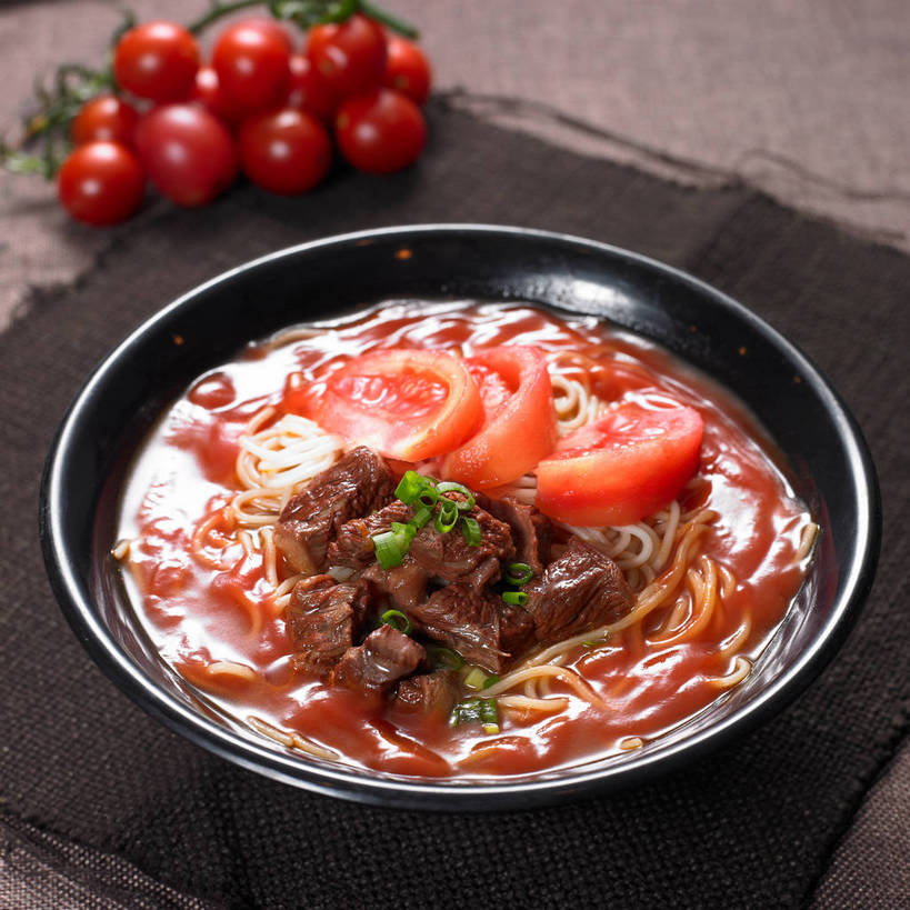 面食,面条,无人,横图,俯视,室内,特写,白天,烹饪,中餐,餐桌,桌子,蔬菜,西红柿,小番茄,新鲜,布料,陶瓷,面,肉,牛肉,料理,食品,陶瓷制品,布纹,菜肴,美食,肉类,桌布,食物,一个,餐巾,容器,台布,碗,中式,佳肴,牛肉面,有机食品,绿色食品,单个,餐台,中华料理,储藏,储存,肉食,小西红柿,樱桃小番茄,珍珠小番茄,樱桃番茄,洋柿子,圣女果,柑仔蜜,番茄,臭柿,餐桌布,彩图,高角度拍摄,六月柿,贮存,喜报三元,shjb1,番茄牛肉面