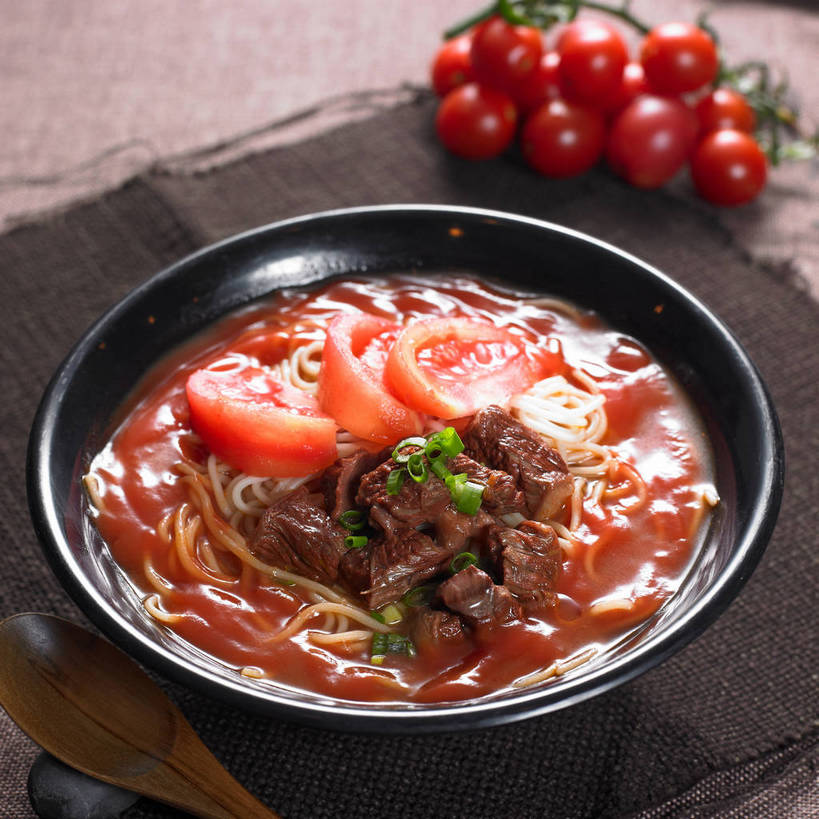 面食,面条,无人,横图,俯视,室内,特写,白天,烹饪,中餐,餐桌,桌子,蔬菜,西红柿,小番茄,新鲜,布料,陶瓷,面,肉,牛肉,料理,食品,陶瓷制品,布纹,菜肴,美食,肉类,桌布,食物,一个,餐巾,容器,台布,碗,中式,佳肴,牛肉面,有机食品,绿色食品,单个,餐台,中华料理,储藏,储存,肉食,小西红柿,樱桃小番茄,珍珠小番茄,樱桃番茄,洋柿子,圣女果,柑仔蜜,番茄,臭柿,餐桌布,彩图,高角度拍摄,六月柿,贮存,喜报三元,shjb1,番茄牛肉面