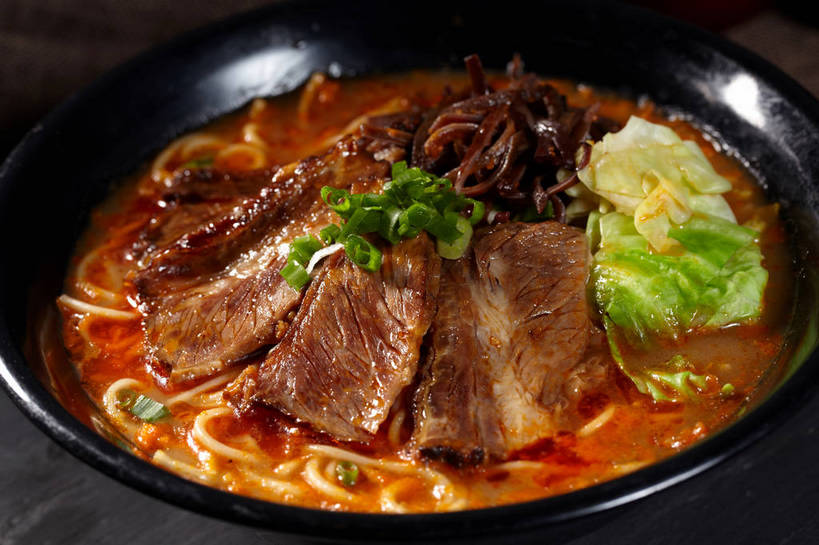 面食,面条,无人,横图,俯视,室内,特写,白天,烹饪,中餐,餐桌,桌子,蔬菜,椰菜,卷心菜,一堆,许多,堆叠,堆积,新鲜,陶瓷,葱,青葱,海带,面,肉,牛肉,料理,食品,陶瓷制品,很多,菜肴,美食,肉类,食物,一个,容器,碗,中式,甘蓝,佳肴,牛肉面,有机食品,绿色食品,单个,餐台,中华料理,储藏,堆,储存,肉食,江白菜,甘蓝菜,结球甘蓝,甘兰,包心菜,彩图,高角度拍摄,圆白菜,贮存,牛肉拉面,shjb1