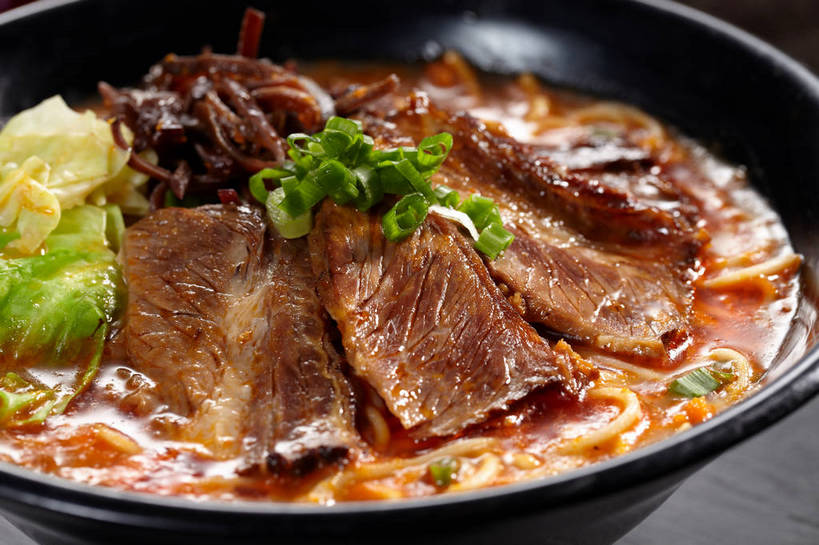 面食,面条,无人,横图,俯视,室内,特写,白天,烹饪,中餐,餐桌,桌子,蔬菜,椰菜,卷心菜,一堆,许多,堆叠,堆积,朦胧,模糊,新鲜,陶瓷,葱,青葱,海带,面,肉,牛肉,料理,食品,陶瓷制品,很多,菜肴,美食,肉类,食物,一个,容器,碗,中式,甘蓝,佳肴,牛肉面,有机食品,绿色食品,单个,餐台,中华料理,储藏,堆,储存,肉食,江白菜,甘蓝菜,结球甘蓝,甘兰,包心菜,彩图,高角度拍摄,圆白菜,贮存,牛肉拉面,shjb1