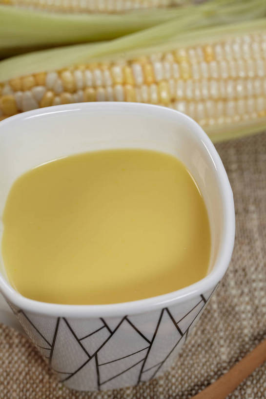 无人,竖图,俯视,室内,特写,白天,玉米,餐桌,桌子,蔬菜,杯子,阴影,朦胧,模糊,新鲜,反射,木制,棒子,布料,影子,陶瓷,玉蜀黍,食品,陶瓷制品,饮品,一杯,布纹,蔬菜汁,桌布,食物,饮料,两个,一个,餐巾,马克杯,木制品,水杯,台布,搅拌棒,有机食品,绿色食品,单个,餐台,苞米,可口,苞芦,苞谷,包谷,大蜀黍,番麦,薏米包,玉高粱,玉麦,珍珠米,适口,搅棒,餐桌布,彩图,高角度拍摄,玉米汁,shjb1