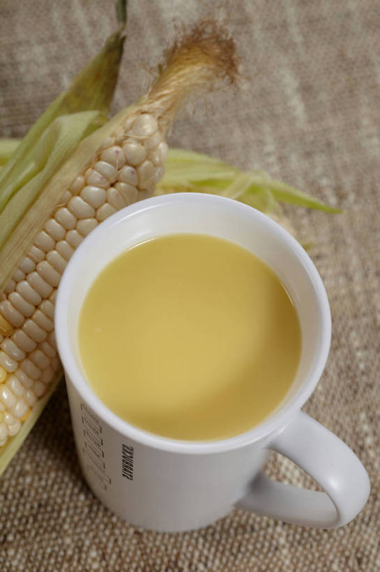 无人,竖图,俯视,室内,特写,白天,玉米,餐桌,桌子,蔬菜,杯子,阴影,新鲜,反射,棒子,布料,影子,陶瓷,玉蜀黍,食品,陶瓷制品,饮品,一杯,布纹,蔬菜汁,桌布,食物,饮料,两个,一个,餐巾,马克杯,水杯,台布,有机食品,绿色食品,单个,餐台,苞米,可口,苞芦,苞谷,包谷,大蜀黍,番麦,薏米包,玉高粱,玉麦,珍珠米,适口,餐桌布,彩图,高角度拍摄,玉米汁,shjb1