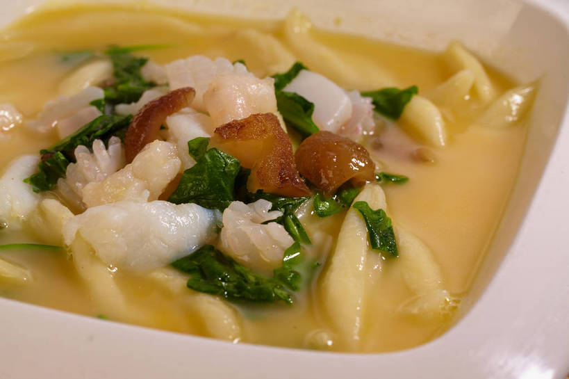 海鲜,面食,面条,无人,横图,俯视,室内,特写,白天,烹饪,中餐,鱿鱼,蔬菜,叶子,一堆,许多,堆叠,堆积,朦胧,模糊,新鲜,陶瓷,面,肉,汤,料理,食品,绿叶,陶瓷制品,很多,蛤蜊,水产,猪肉,菜肴,美食,肉类,海洋生物,食物,一个,黄色,绿色,白色,容器,碗,中式,嫩叶,蛤,佳肴,有机食品,绿色食品,单个,中华料理,肉皮,储藏,堆,储存,水生动物,海产品,水生物,肉食,海底动物,豚肉,蛤仔,羹汤,面疙瘩,猪肉皮,叶,叶片,柔鱼,枪乌贼,彩图,高角度拍摄,海鲜面疙瘩汤,贮存,shjb1