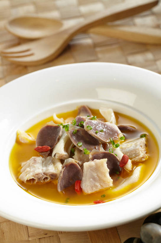 内脏,无人,竖图,俯视,室内,特写,白天,烹饪,中餐,石头,植物,餐桌,桌子,蔬菜,餐具,一堆,许多,堆叠,堆积,新鲜,木制,叉子,刀叉,刀子,石子,陶瓷,葱,青葱,鸡肉,肉,汤,料理,食品,果实,草药,药草,陶瓷制品,很多,菜肴,美食,肉类,鸡胗,中药,食物,三个,红色,绿色,木制品,容器,碗,中式,鹅卵石,佳肴,有机食品,绿色食品,餐台,中华料理,储藏,堆,枸杞子,枸杞,储存,餐刀,药材,中草药,肉食,按摩石,餐叉,鸡汤,中药材,本草,鸡肫,苟起子,枸杞豆,枸杞果,血杞子,鸡内金,鸡肾,鸡石子,进餐用具,石块,彩图,高角度拍摄,贮存,shjb1