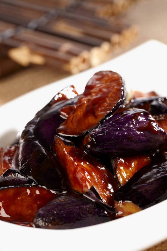 无人,竖图,俯视,室内,特写,白天,烹饪,中餐,餐桌,桌子,茄子,蔬菜,一堆,许多,切开,堆叠,堆积,朦胧,模糊,新鲜,陶瓷,调料,红烧,酱料,酱汁,佐料,料理,食品,陶瓷制品,调味品,很多,调味料,酱,菜肴,美食,食物,一个,白色,容器,碗,切,中式,佳肴,有机食品,绿色食品,单个,餐台,中华料理,储藏,堆,储存,红烧茄子,剖面,切面,红烧菜,落苏,酪酥,昆仑瓜,矮瓜,彩图,高角度拍摄,贮存,shjb1