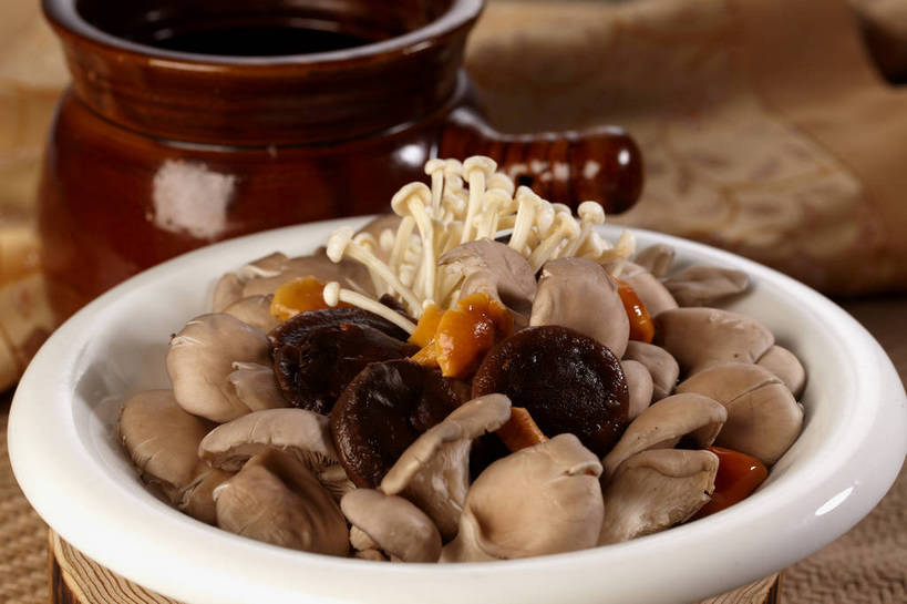 无人,横图,俯视,室内,特写,白天,烹饪,中餐,餐桌,桌子,蔬菜,一堆,许多,堆叠,堆积,新鲜,陶瓷,金针菇,菌菇,香菇,料理,食品,陶瓷制品,很多,菌类,平菇,菜肴,美食,食物,两个,容器,碗,中式,食用菌,佳肴,有机食品,绿色食品,餐台,中华料理,储藏,堆,真菌,储存,构菌,金菇,毛柄金钱菌,银针菇,智力菇,糙皮侧耳,侧耳,黑牡丹菇,椎茸,彩图,高角度拍摄,平庄菇,香菌,香蕈,贮存,shjb1,菌菇煲