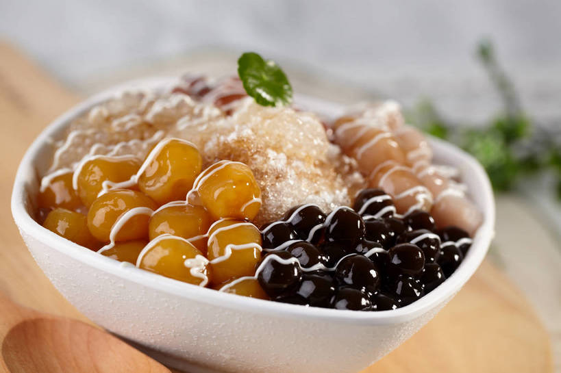 无人,横图,俯视,室内,特写,白天,餐桌,桌子,叶子,一堆,许多,堆叠,堆积,朦胧,模糊,勺子,陶瓷,冰,芋头,冰块,冰激凌,绿叶,陶瓷制品,丸子,很多,清凉,冷冻,两个,容器,调羹,汤匙,碗,冷饮,舒服,嫩叶,毛芋,毛芋头,冰淇淋,芋奶,寒冷,刨冰,冷藏,餐台,储藏,堆,解暑,冰冷,储存,解渴,舒爽,青芋,冰糕,消暑,保鲜,芋子,叶,叶片,芋艿,彩图,高角度拍摄,贮存,shjb1,芋头丸子