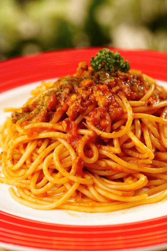 面食,面条,意大利面,无人,竖图,俯视,室内,特写,白天,西餐,餐桌,桌子,蔬菜,餐具,叶子,朦胧,模糊,新鲜,碟子,盘,香菜,调料,酱料,酱汁,面,茄汁,肉,佐料,料理,食品,绿叶,调味品,调味料,番茄酱,肉酱,肉糜,肉末,酱,肉类,食物,一个,红色,绿色,白色,盘子,碟,嫩叶,西式,有机食品,绿色食品,单个,餐台,肉食,意粉,意面,胡菜,香荽,原荽,园荽,芫荽,胡荽,莞荽,芫茜,芫蓿,莚葛草,莚荽菜,叶,叶片,彩图,高角度拍摄,番茄肉酱,番茄肉酱意面,shjb1