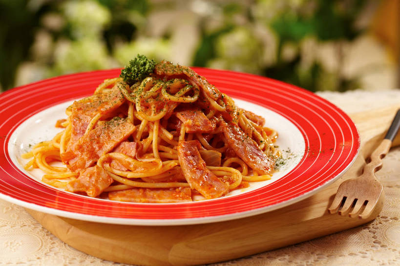 面食,面条,意大利面,无人,横图,俯视,室内,特写,白天,西餐,餐桌,桌子,蔬菜,餐具,叶子,切开,朦胧,模糊,新鲜,木制,叉子,碟子,盘,香菜,调料,酱料,酱汁,面,茄汁,肉,佐料,料理,食品,绿叶,案板,调味品,调味料,番茄酱,肉酱,肉糜,肉末,酱,肉类,砧板,食物,一个,红色,绿色,白色,盘子,木制品,碟,切,嫩叶,西式,有机食品,绿色食品,单个,餐台,剖面,肉食,意粉,餐叉,切面,意面,胡菜,香荽,原荽,园荽,芫荽,胡荽,莞荽,芫茜,芫蓿,莚葛草,莚荽菜,叶,叶片,进餐用具,彩图,高角度拍摄,番茄肉酱,番茄肉酱意面,shjb1