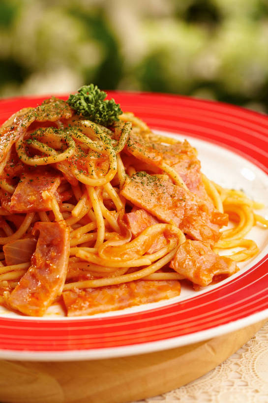 面食,面条,意大利面,无人,竖图,俯视,室内,特写,白天,西餐,餐桌,桌子,蔬菜,餐具,叶子,切开,朦胧,模糊,新鲜,木制,碟子,盘,香菜,调料,酱料,酱汁,面,茄汁,肉,佐料,料理,食品,绿叶,杯垫,调味品,调味料,番茄酱,肉酱,肉糜,肉末,酱,肉类,食物,一个,红色,绿色,白色,盘子,木制品,垫子,碟,切,嫩叶,西式,有机食品,绿色食品,单个,餐台,剖面,肉食,意粉,切面,意面,胡菜,香荽,原荽,园荽,芫荽,胡荽,莞荽,芫茜,芫蓿,莚葛草,莚荽菜,叶,叶片,彩图,高角度拍摄,番茄肉酱,番茄肉酱意面,shjb1