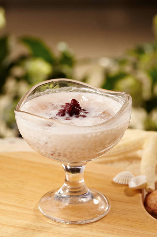 点心,无人,竖图,俯视,室内,特写,白天,植物,桌面,桌子,海星,豆,杯子,贝壳,叶子,许多,朦胧,模糊,漂浮,纹路,木制,纹理,木桌,冰,豆类,豆子,红豆,冰块,食品,甜点,甜品,绿叶,很多,一杯,冷冻,海洋生物,玻璃制品,食物,一个,黄色,动物,木制品,水杯,甜食,嫩叶,生物,寒冷,冷藏,单个,漂流,冰冷,西米露,赤豆,甜羹,甜汤,豆科,肌理,红小豆,保鲜,流浪,流落,流散,漂泊,飘泊,飘流,西谷米,棘皮动物门,叶,叶片,贝类外壳,海螺壳,软体动物外壳,玻璃杯,星鱼,彩图,高角度拍摄,木桌子,小豆,shjb1,糖水