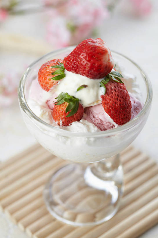 无人,竖图,俯视,室内,特写,白天,餐桌,桌子,草莓,浆果,杯子,水果,叶子,朦胧,模糊,新鲜,生食,冰激凌,果实,绿叶,杯垫,一杯,清凉,玻璃制品,一个,红色,水杯,垫子,冷饮,舒服,嫩叶,冰淇淋,草莓冰淇淋,有机食品,绿色食品,单个,餐台,解暑,解渴,雪糕,舒爽,冰糕,消暑,叶,叶片,玻璃杯,洋莓,水果皇后,红莓,地莓,彩图,高角度拍摄,shjb1