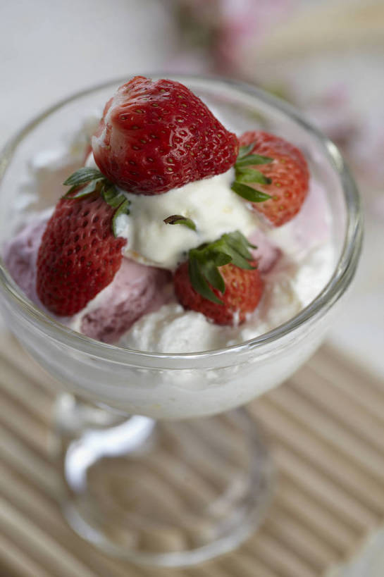 无人,竖图,俯视,室内,特写,白天,餐桌,桌子,草莓,浆果,杯子,水果,叶子,朦胧,模糊,新鲜,生食,冰激凌,果实,绿叶,杯垫,一杯,清凉,玻璃制品,一个,红色,水杯,垫子,冷饮,舒服,嫩叶,冰淇淋,草莓冰淇淋,有机食品,绿色食品,单个,餐台,解暑,解渴,雪糕,舒爽,冰糕,消暑,叶,叶片,玻璃杯,洋莓,水果皇后,红莓,地莓,彩图,高角度拍摄,shjb1