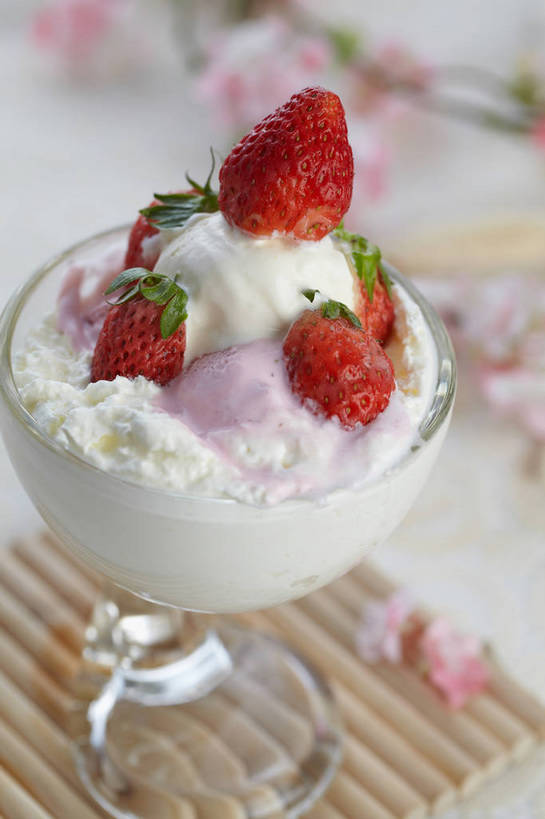 无人,竖图,俯视,室内,特写,白天,餐桌,桌子,草莓,浆果,杯子,水果,叶子,朦胧,模糊,新鲜,生食,冰激凌,果实,绿叶,杯垫,一杯,清凉,玻璃制品,一个,红色,水杯,垫子,冷饮,舒服,嫩叶,冰淇淋,草莓冰淇淋,有机食品,绿色食品,单个,餐台,解暑,解渴,雪糕,舒爽,冰糕,消暑,叶,叶片,玻璃杯,洋莓,水果皇后,红莓,地莓,彩图,高角度拍摄,shjb1